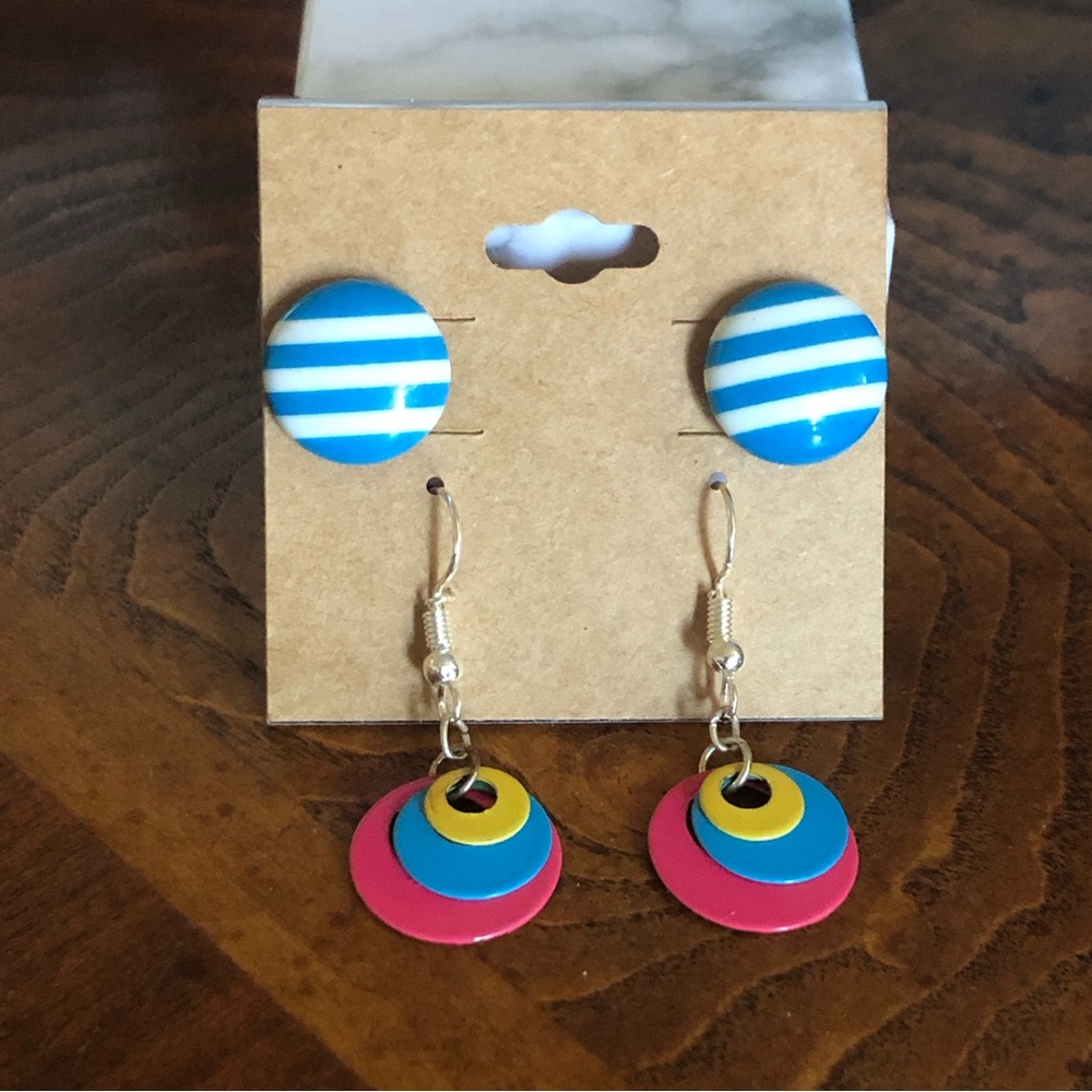 Set of two pairs of fashion pierced earrings